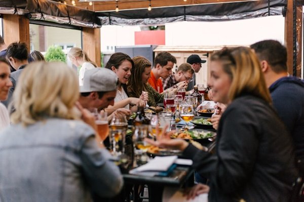 Brunch à quai: savourez Paris sur un bistro bateau